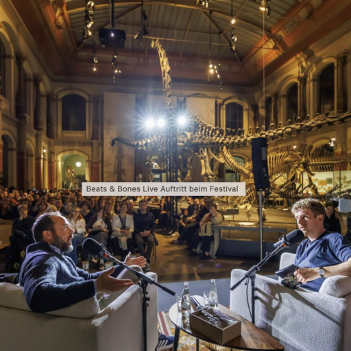 Die Bühne unter dem legendären Dino-Skelett im Berliner Naturkundemuseum Foto: Museum für Naturkunde