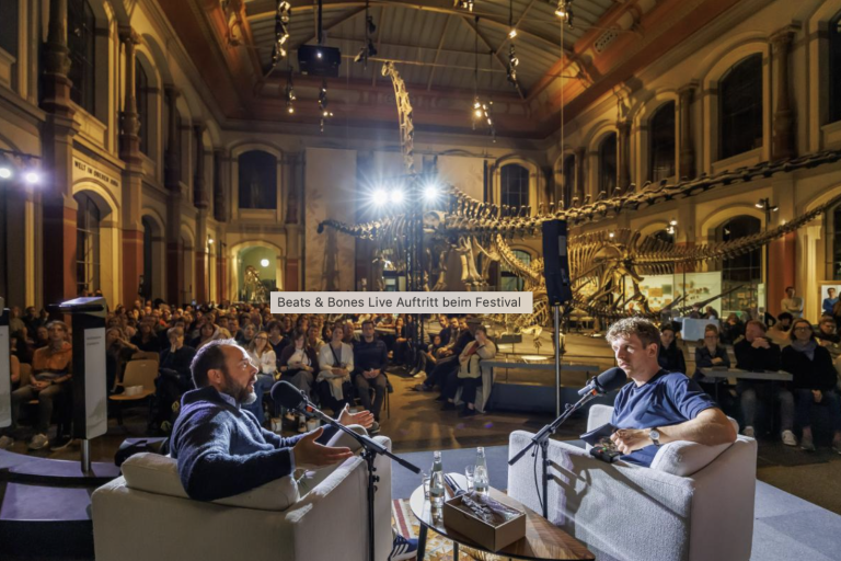Die Bühne unter dem legendären Dino-Skelett im Berliner Naturkundemuseum Foto: Museum für Naturkunde