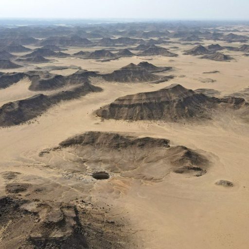 Üble Gerüche steigen aus einem finsteren Loch in der Wüste Jemens. Sie kommen allerdings nicht aus der Hölle, sondern von verwesenden Vögeln 
Foto: © AFP/Getty Images