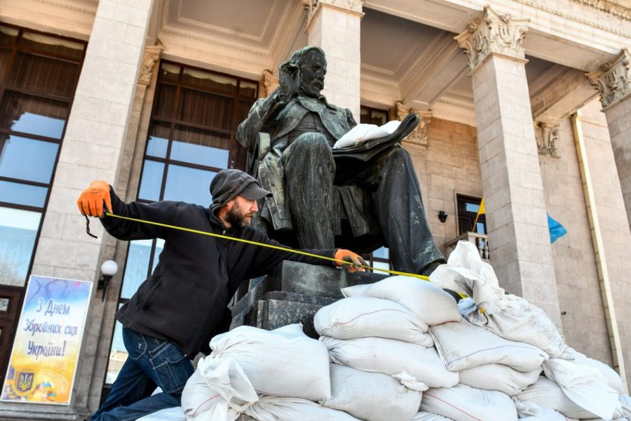 Sandsäcke schützen ein Denkmal vor dem Konzertsaal der Stadt Saporischschja 
Foto: © IMAGO/NurPhoto