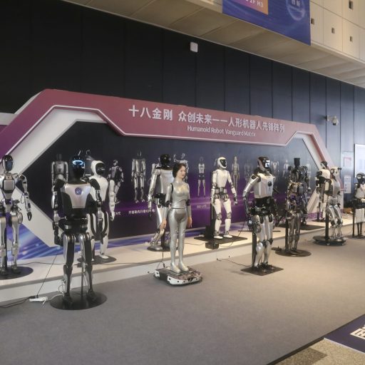Humanoide Roboter auf einer Messe in Shanghai – Foto: dpa