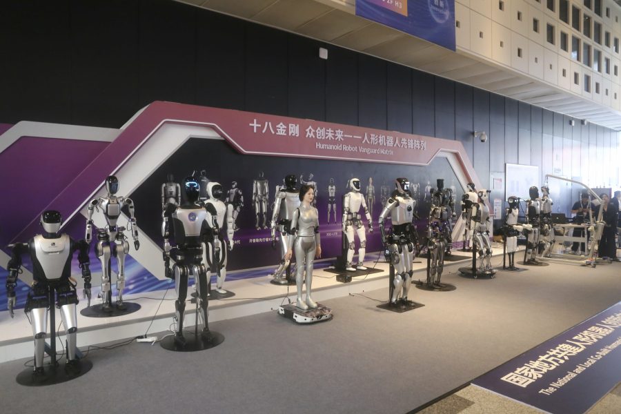 Humanoide Roboter auf einer Messe in Shanghai – Foto: dpa